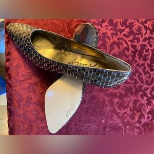 I. Miller Miller Eye pump in platinum and bronze basketweave pattern size 8-1/2